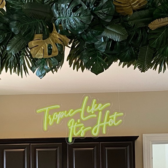 Faux Neon Sign Tropic Like It’s Hot - Picture 6 of 6